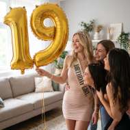 <p>Transforma orice petrecere intr-un eveniment memorabil cu acest balon din folie in forma cifrei 0, de culoare aurie. Ideal pentru aniversari, zile de nastere, petreceri tematice, nunti, evenimente corporate sau sedinte foto, balonul impresioneaza prin 